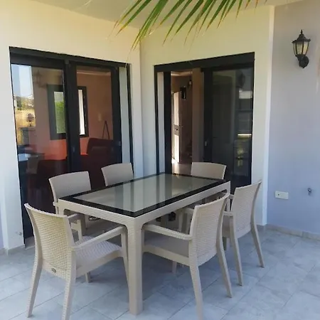 Cesme-muestakil Oezel Havuzlu 4 Arti 1 Villa