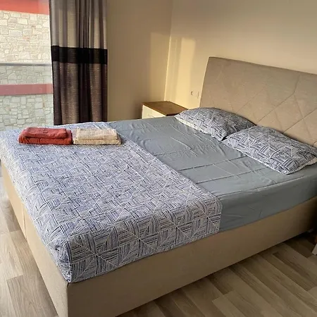 Cesme-muestakil Oezel Havuzlu 4 Arti 1 * Cesme