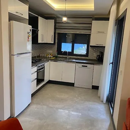 Cesme-muestakil Oezel Havuzlu 4 Arti 1 * Cesme