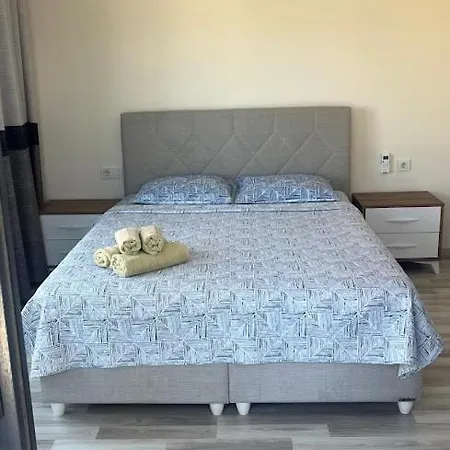 Cesme-muestakil Oezel Havuzlu 4 Arti 1 Vila