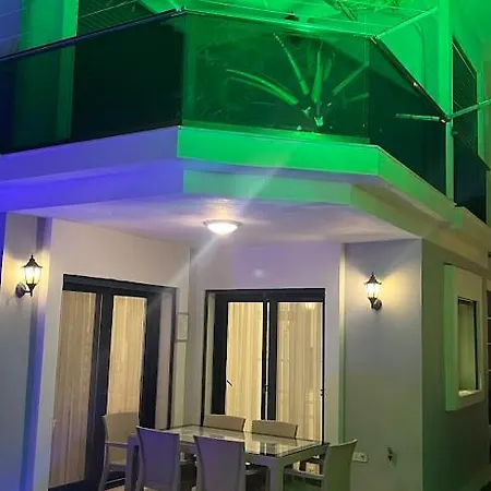 Vila Cesme-muestakil Oezel Havuzlu 4 Arti 1 *