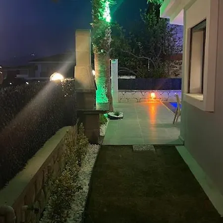 Cesme-muestakil Oezel Havuzlu 4 Arti 1 Vila *