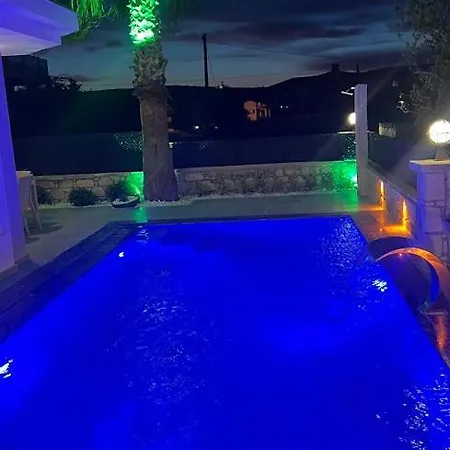 Cesme-muestakil Oezel Havuzlu 4 Arti 1 Vila *