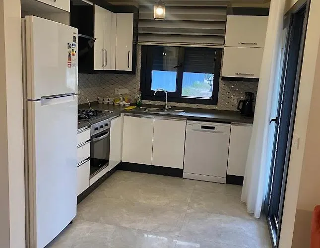 Cesme-muestakil Oezel Havuzlu 4 Arti 1 * Cesme