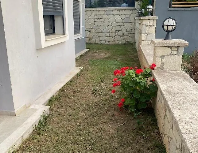 Cesme-muestakil Oezel Havuzlu 4 Arti 1 Villa