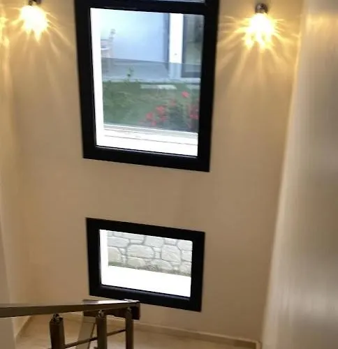 Cesme-muestakil Oezel Havuzlu 4 Arti 1 * Cesme